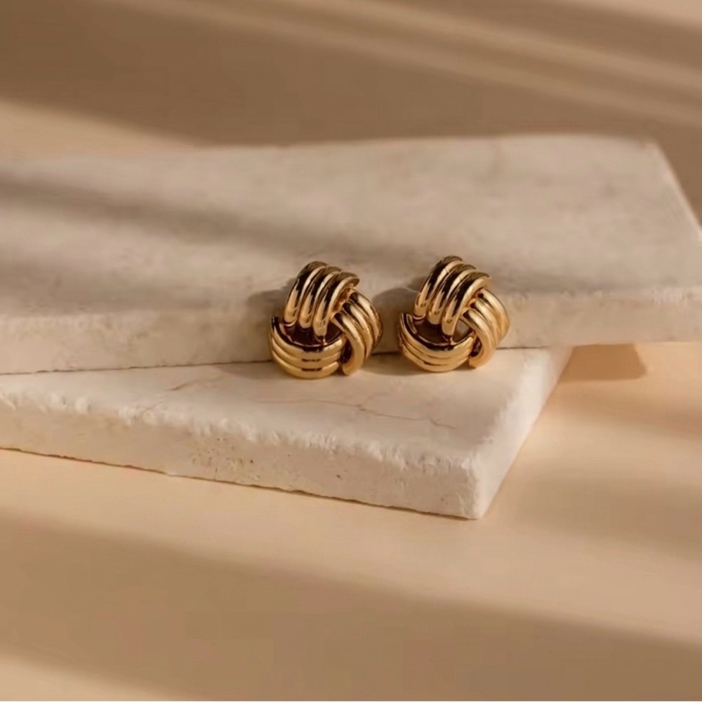 Elegant Gold Knot Earrings - Picture 2 of 3